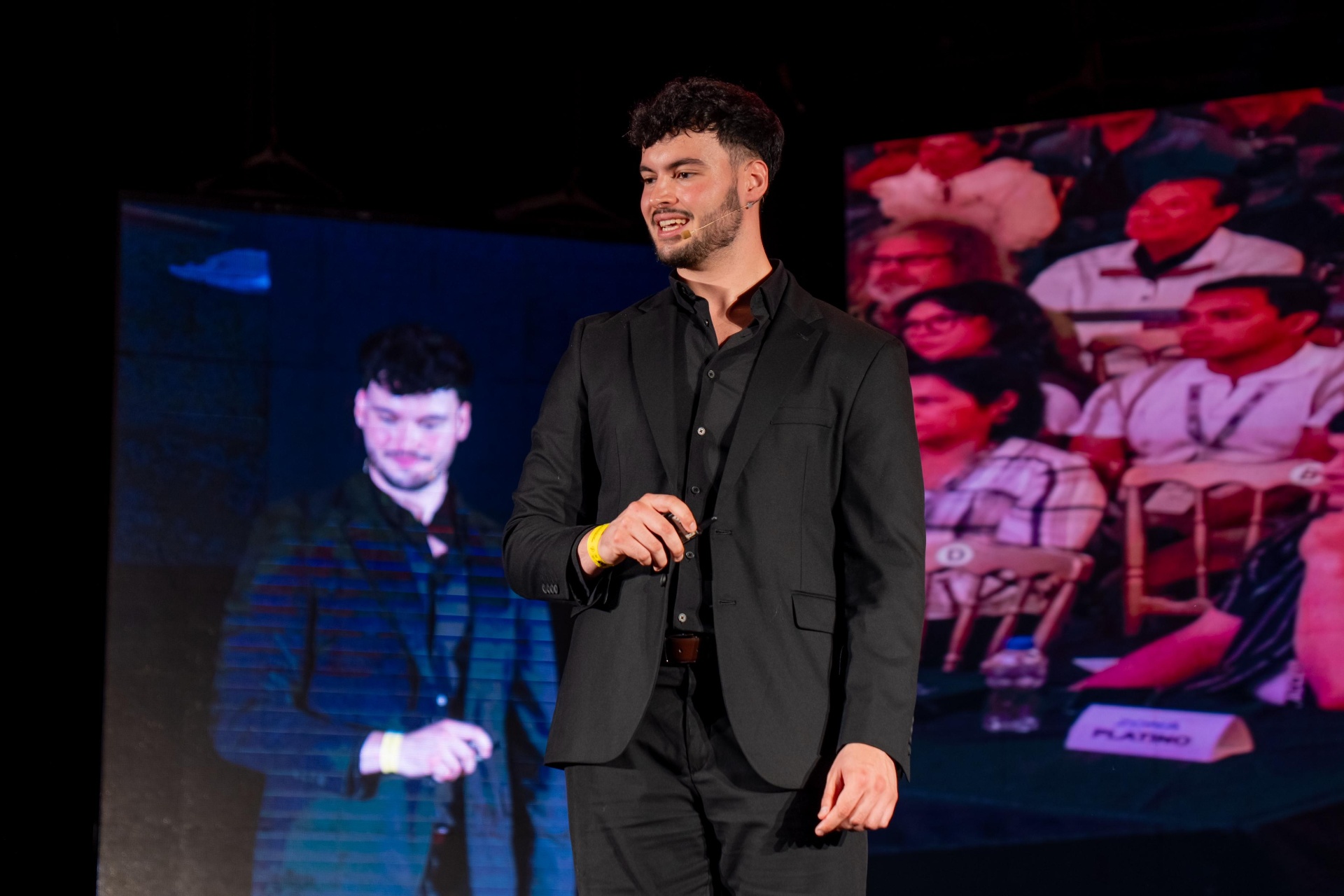 Yasin Abarkane impartiendo una masterclass en escenario