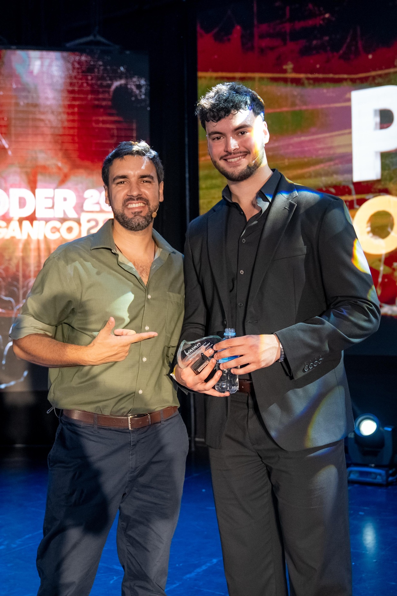 Yasin Abarkane recibiendo un reconocimiento en un evento